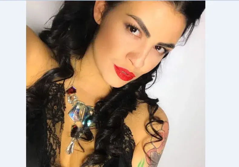 Прясната родилка Деси Цонева пак се разголи (Щерката на Митко Цонев показа сочен бюст)