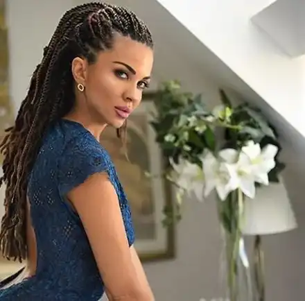 Райна се РАЗГОНИ! Вижте как хвърли дрехите и влиза в розовите филми (Фото)