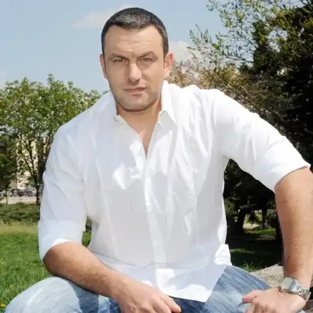 Родителите на Юксел Кадриев мизерстват, отглеждат зайци и кокошки в Оряхово