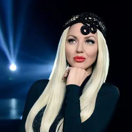 Румина смени сцената със... сешоара! (Вижте новото й поприще)