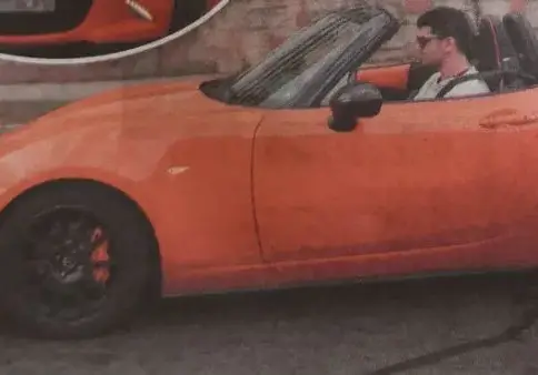 Сашо Кадиев пърпори с кабрио из София