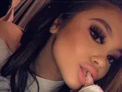 Щерката на Анелия: Девствена съм, нямам корекции, но без миглите си не мога!
