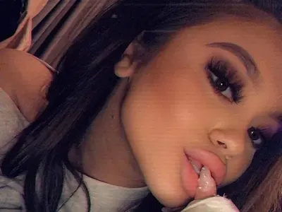 Щерката на Анелия: Девствена съм, нямам корекции, но без миглите си не мога!