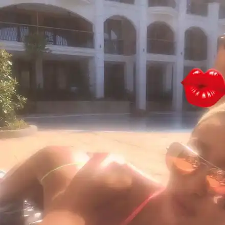 Сигнал до HotArena: Държавна служителка се вихри като актриса от розови филми (Снимки)