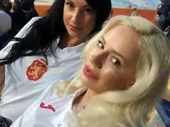 Скандалните психоложки били само на един лагер с националите. Блондинката от дуото си пада по скъпи почивки, маркови питиета и минижупи (СКАНДАЛНИ СНИМКИ)