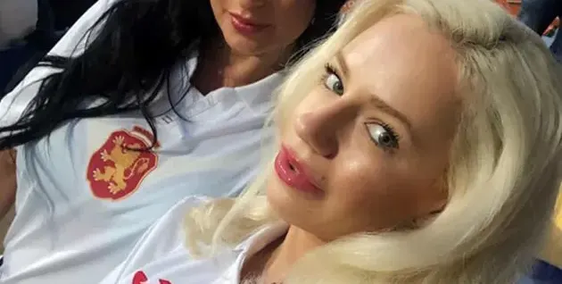 Скандалните психоложки били само на един лагер с националите. Блондинката от дуото си пада по скъпи почивки, маркови питиета и минижупи (СКАНДАЛНИ СНИМКИ)