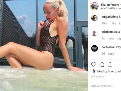 Скандалните психоложки били само на един лагер с националите. Блондинката от дуото си пада по скъпи почивки, маркови питиета и минижупи (СКАНДАЛНИ СНИМКИ)