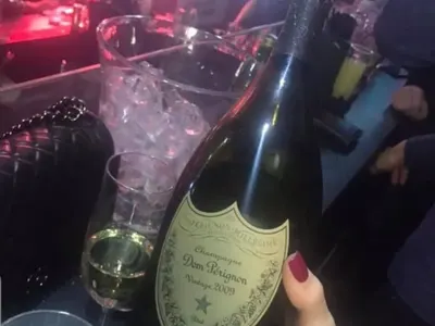 Скандалните психоложки били само на един лагер с националите. Блондинката от дуото си пада по скъпи почивки, маркови питиета и минижупи (СКАНДАЛНИ СНИМКИ)