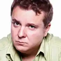 Срам! Васил Драганов черпи с 6 лв за РД (Актьорът преля евтино вино в маркови бутилки)