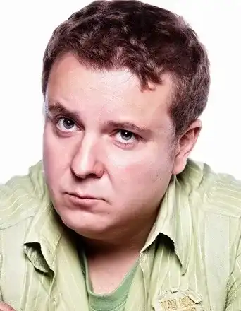 Срам! Васил Драганов черпи с 6 лв за РД (Актьорът преля евтино вино в маркови бутилки)