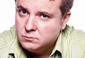 Срам! Васил Драганов черпи с 6 лв за РД (Актьорът преля евтино вино в маркови бутилки)