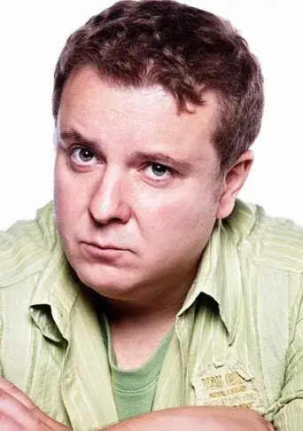 Срам! Васил Драганов черпи с 6 лв за РД (Актьорът преля евтино вино в маркови бутилки)