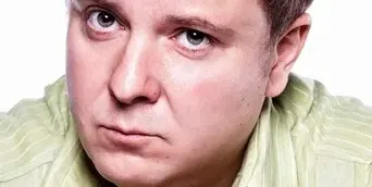 Срам! Васил Драганов черпи с 6 лв за РД (Актьорът преля евтино вино в маркови бутилки)