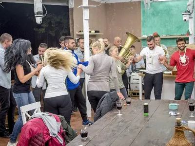 Стриптийз във „Фермата“!