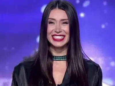 Танцьорка троши предни зъби