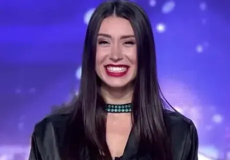 Танцьорка троши предни зъби