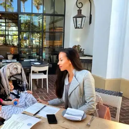 Теди Бургазлиева на меден месец с близнаците