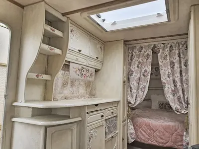 Теди Велинова ремонтира каравани, за да изкара някой лев след развода с д-р Енчев! (Снимки)