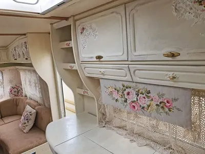 Теди Велинова ремонтира каравани, за да изкара някой лев след развода с д-р Енчев! (Снимки)