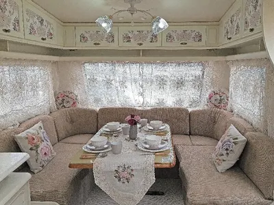 Теди Велинова ремонтира каравани, за да изкара някой лев след развода с д-р Енчев! (Снимки)