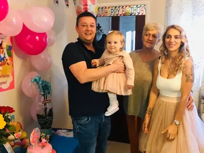 Тризначката Любов взе майка си в Англия (+Подробности и СНИМКИ на мъжа й)