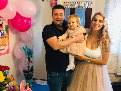 Тризначката Любов взе майка си в Англия (+Подробности и СНИМКИ на мъжа й)