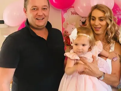 Тризначката Любов взе майка си в Англия (+Подробности и СНИМКИ на мъжа й)