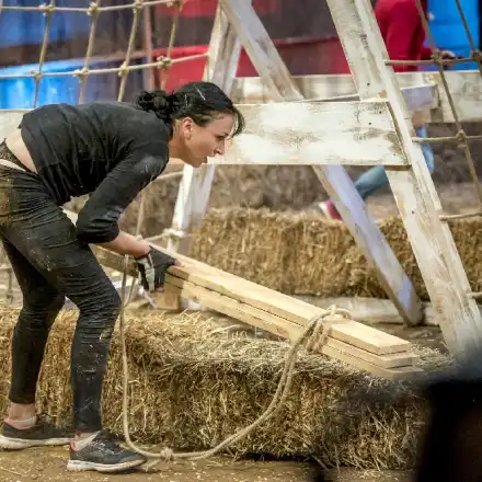 Участничка от „Фермата“ влезе в битка по дантелени прашки