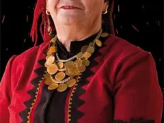 Валя Балканска се грижи за дъщеря си (Певицата се установи в Смолян)