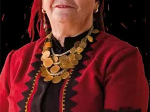 Валя Балканска се грижи за дъщеря си (Певицата се установи в Смолян)