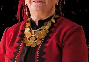 Валя Балканска се грижи за дъщеря си (Певицата се установи в Смолян)