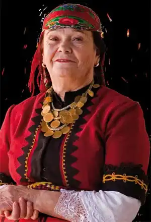 Валя Балканска се грижи за дъщеря си (Певицата се установи в Смолян)