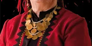 Валя Балканска се грижи за дъщеря си (Певицата се установи в Смолян)