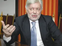 Вальо Михов лъже жена си, че играе карти, докато бил с ….