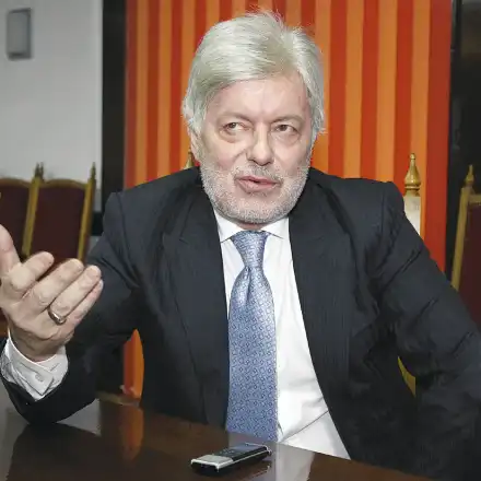 Вальо Михов лъже жена си, че играе карти, докато бил с ….