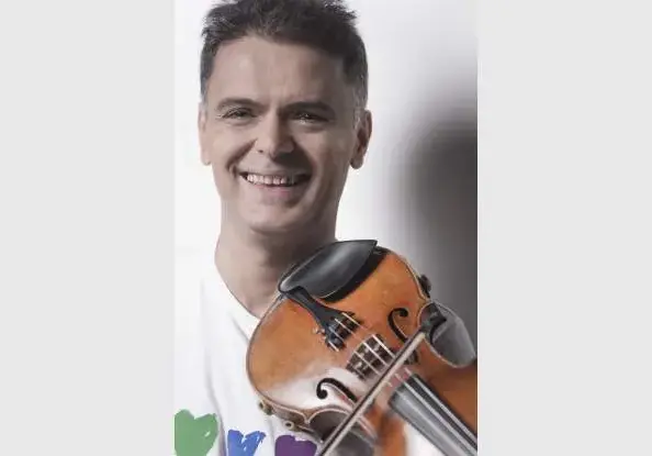 Васко Василев заживя сред цигани (Цигуларят дава безплатни уроци)