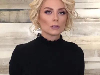 Венета Райкова в траур (Водещата погреба баба си)