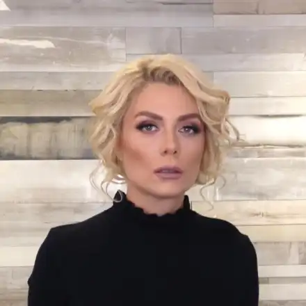 Венета Райкова в траур (Водещата погреба баба си)