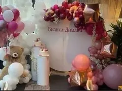 Деси Цонева с погача за бебето