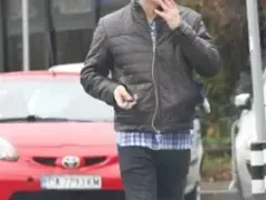 Орлин Павлов проси цигари от минувачи