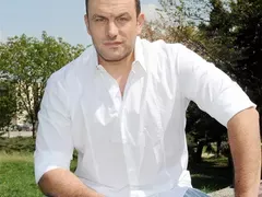 Родителите на Юксел Кадриев мизерстват, отглеждат зайци и кокошки в Оряхово