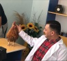 Борис Дали преглежда кокошки