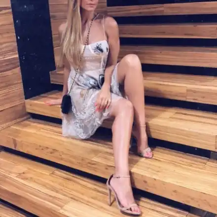 Анелия редуцира участията си за сметка на скокове с парашут и време за Ивон