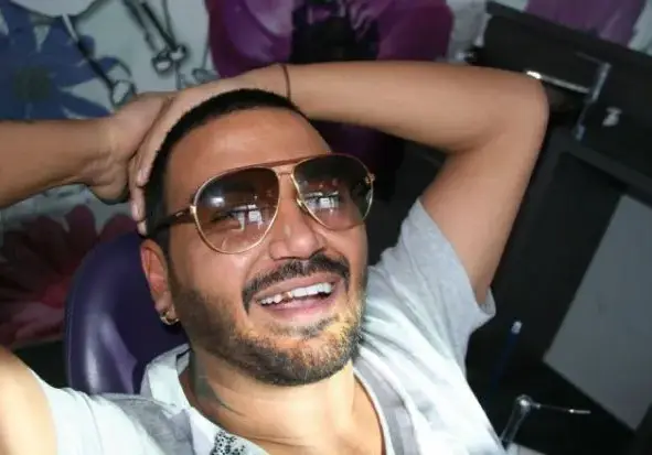 Азис блести със златен зъб: Така приличам повече на цигане!