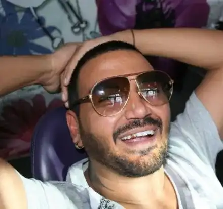 Азис блести със златен зъб: Така приличам повече на цигане!