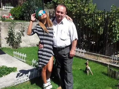 Бащите на плеймейтките атакуват политиката