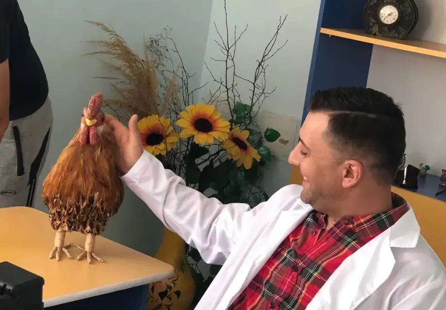 Борис Дали преглежда кокошки