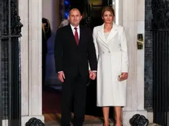 Деси Радева се изложи със стари дрехи при кралицата