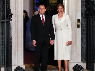 Деси Радева се изложи със стари дрехи при кралицата