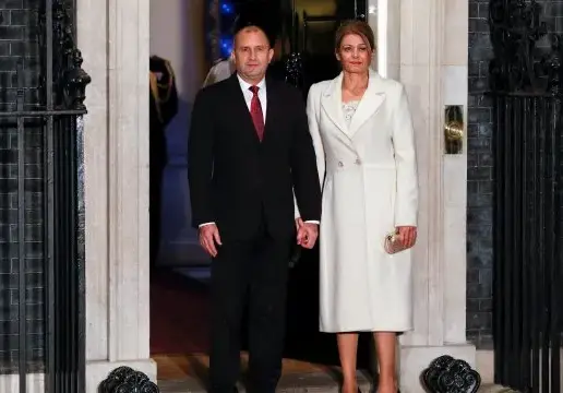 Деси Радева се изложи със стари дрехи при кралицата